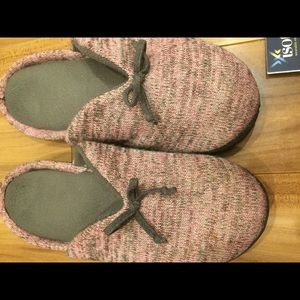 Isotoner Slippers Women Gray/Pink 8.5-9 Slippers